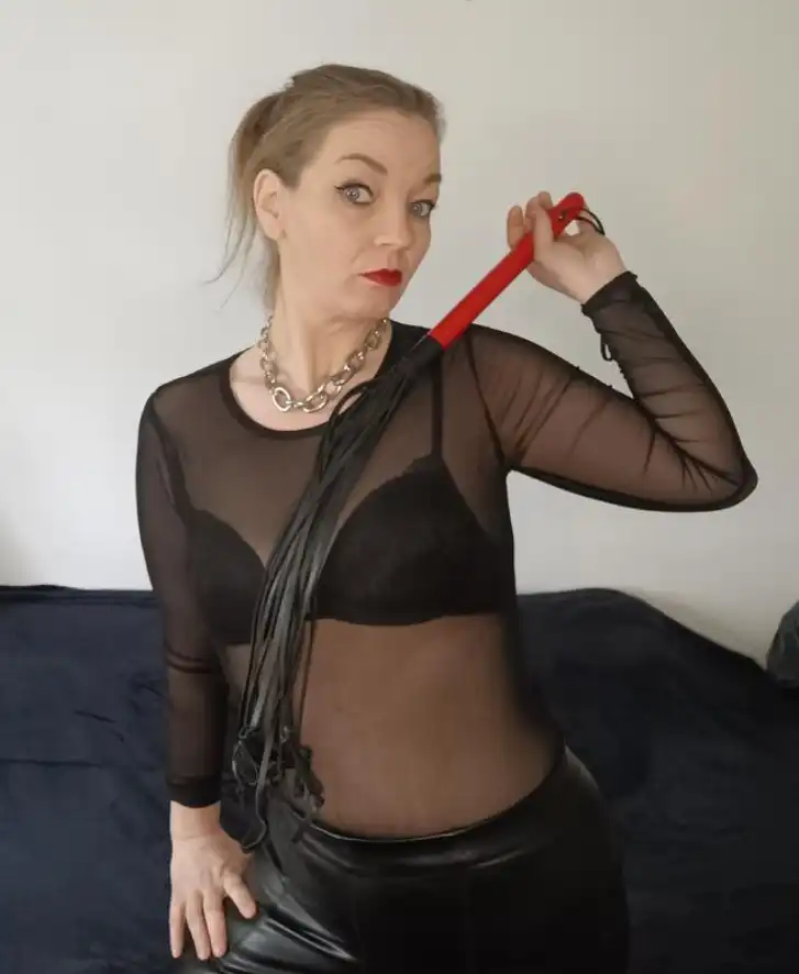 Sehr dominant mit Peitsche und Sexy Outfit bin bereit um dich zu meinen Sklaven zu machen in Österreich