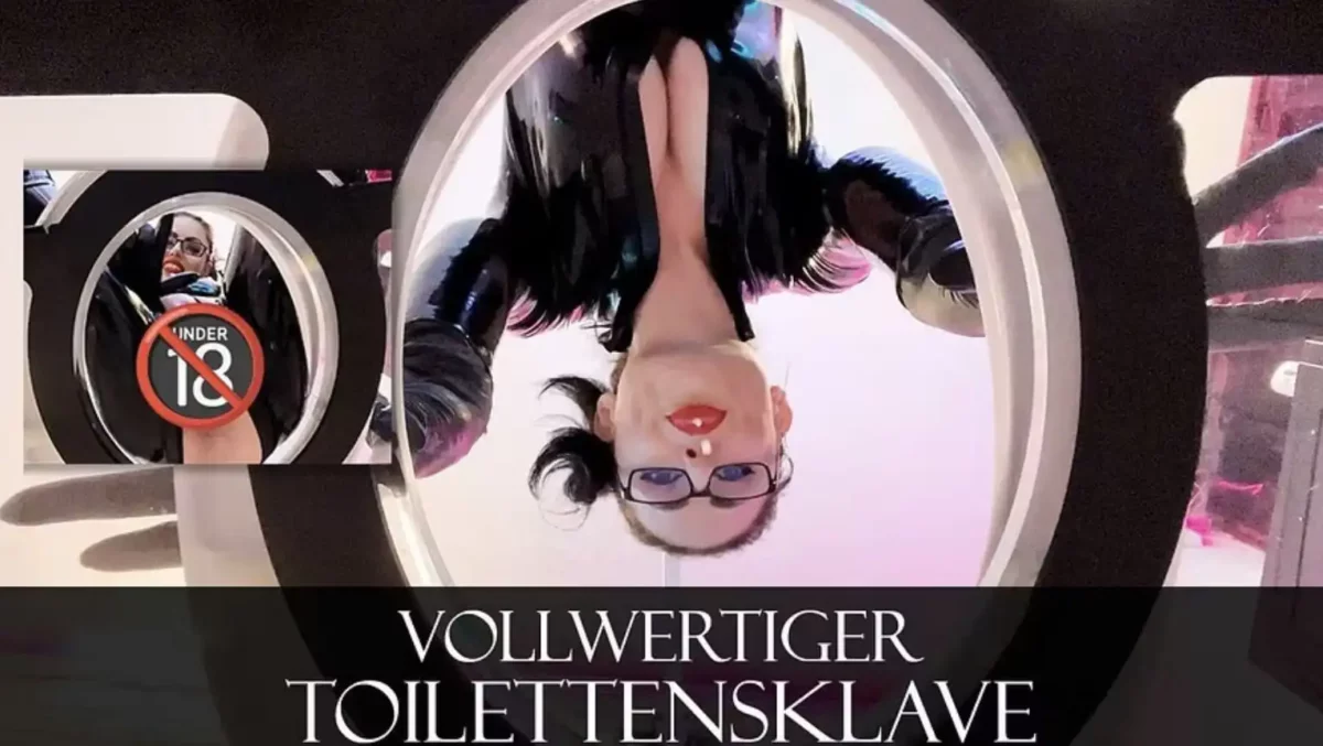 Deine Femdom muss pinkeln und deine Aufgabe als Toilette ist es dein Maul schön weit aufzumachen, los!